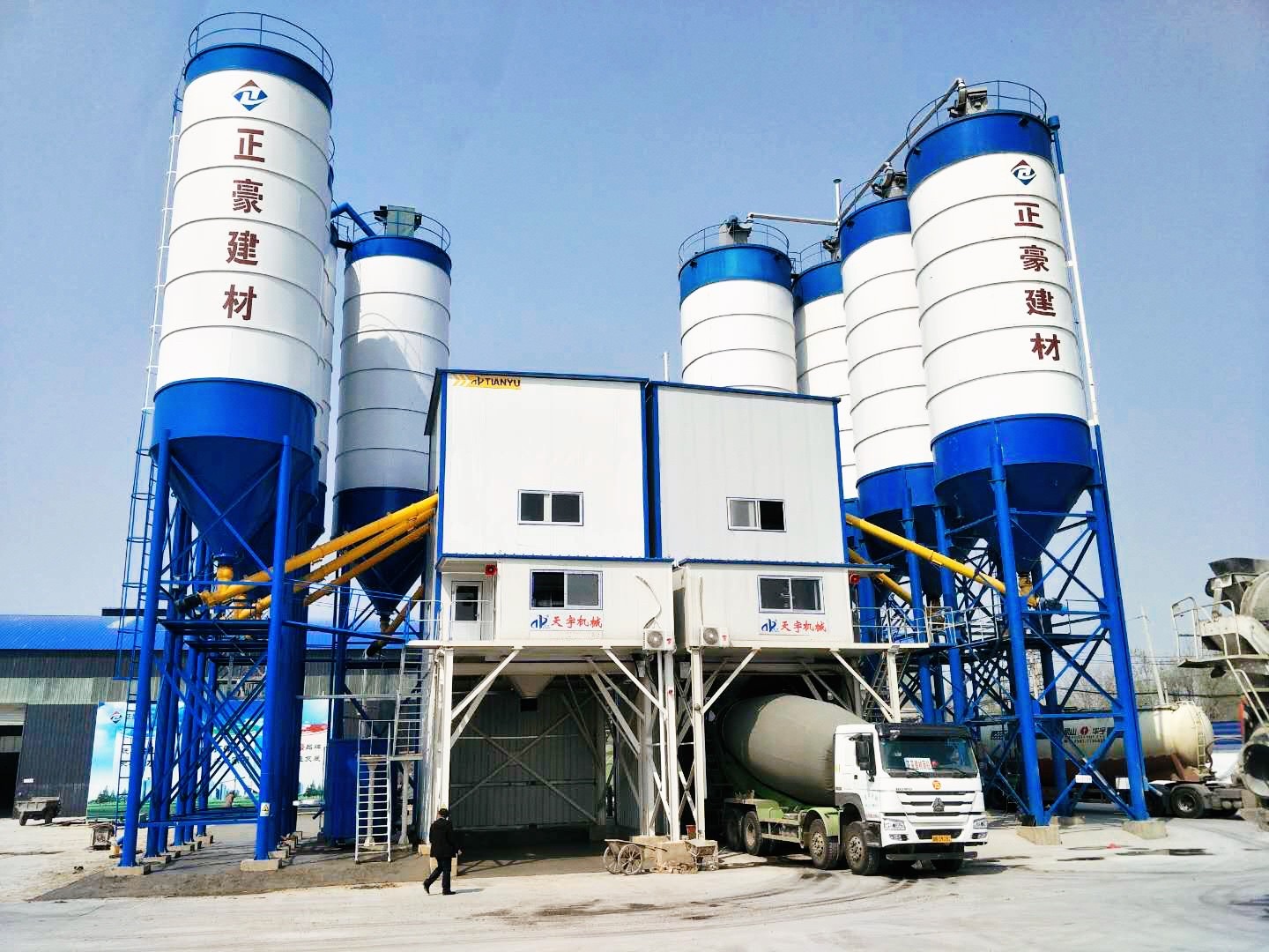 雙HLS180攪拌站.jpg 山東天宇拌合站,混凝土攪拌站,攪拌樓設備